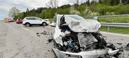 Schwerer Unfall zwischen Kaufbeuren und Biessenhofen - drei Verletzte