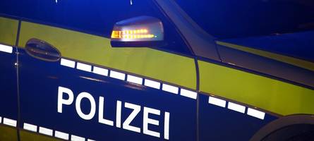 Unbekannter zündet Sonnenschirm vor Café an