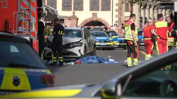 Auto rast in Leipzig in Menschengruppe - offenbar zwei Tote