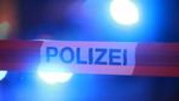 demolierter sportwagen: polizei auf spur von sportwagen-fahrer nach crash bei hanau