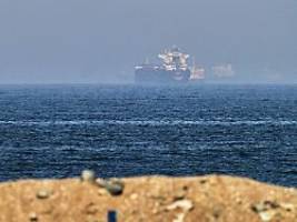 transit ohne zwischenfälle: reederei: containerschiff passiert straße von hormus
