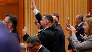 Misstrauensvotum in Rumänien: Prowestliche Regierung von Bolojan stürzt