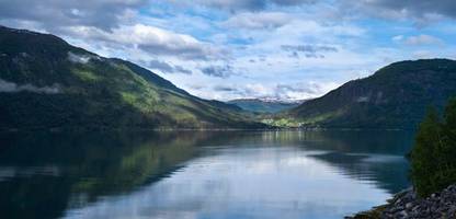 Aquakultur in Norwegen: Bericht warnt vor Nährstoffflut und Algenblüten in Fjorden