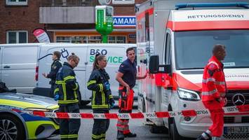 kleinkind fällt aus wohnung im zweiten stock auf die straße