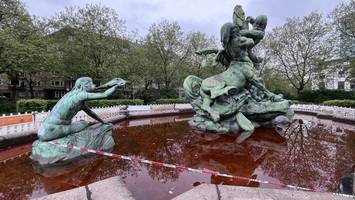 Wasser plötzlich blutrot: Was ist in diesem Brunnen in Altona los?