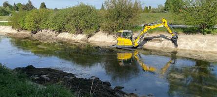 Ausflügler an der Wertach staunen: Was macht der Bagger im Wertachkanal?