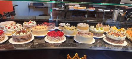 Für dieses Buffet kommen die Menschen mit dem Bus aus dem Ausland