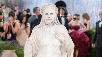 als kunstwerk auf dem roten teppich: heidi klum verblüfft bei met gala