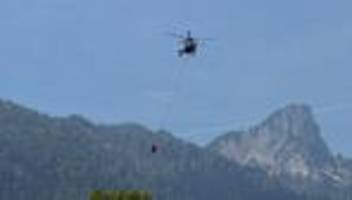 hubschrauber im löscheinsatz: waldbrand am saurüsselkopf - keine entwarnung