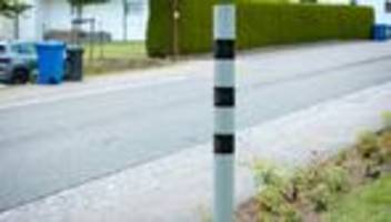 kuriose aktion: blitzer-attrappen bremsen verkehr aus
