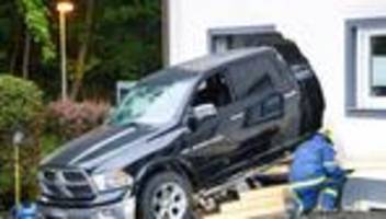 unfall: auto durchbricht hauswand und landet in der küche