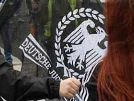 junge, gewalttätige nazis: der gefährliche sumpf, dem deutsche teenager verfallen