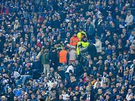 Lob für Sensibilität der Fans: Gibt es in deutschen Fußball-Stadien mehr Notfälle als früher?
