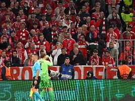 Wut auf den Rängen: Manuel Neuer muss Bayern-Fans beruhigen