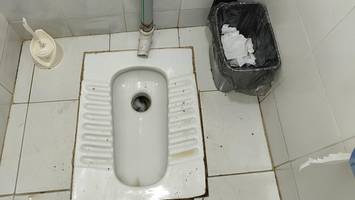 Berliner Schulklos: Die Toilettenbürste ist ein Instrument der Demokratie