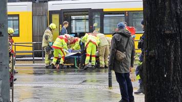 schwere kopfverletzungen: kind von tram auf berliner allee angefahren