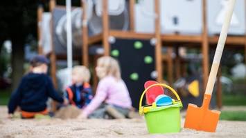 spielplatz in berlin mit tackernadeln manipuliert – sieben kinder verletzt