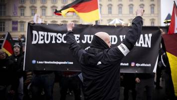 Bundesweite Razzien: Was hinter dem Netz rechtsextremer Baseballschläger steckt