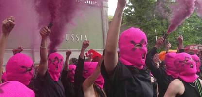 Pussy Riot: Protest gegen russischen Pavillon bei Biennale in Venedig