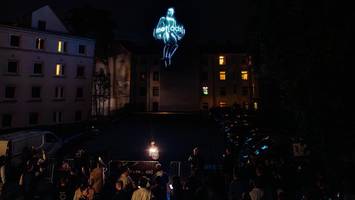 Kuriose Sichtung auf St. Pauli: Roboter-Hologramm fliegt über Hamburg
