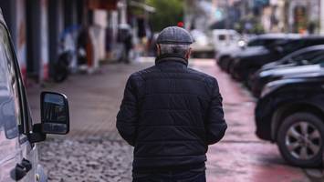 Senior (72) von hinten angesprungen: Polizei sucht Unbekannten mit blauem Gips