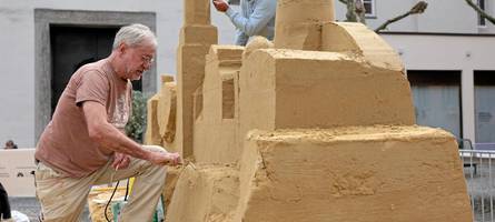 In der Innenstadt entsteht eine riesige Skulptur aus Sand – wie sie vier Wochen lang halten soll