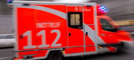 Tödlicher Betriebsunfall: 22-Jähriger wird von einem umkippenden Stapler eingeklemmt