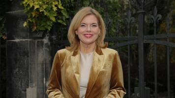 „sehr elegant”: julia klöckner haut follower im knallpinken kleid um