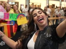 im schlafanzug beim esc?: sarah engels ist in wien gelandet