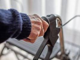 Sozialer Sprengstoff: Umfrage: Viele Familien verlieren durch Pflege ihr Vermögen