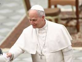 ungläubige kundenbetreuung: bank-mitarbeiterin lässt den papst auflaufen