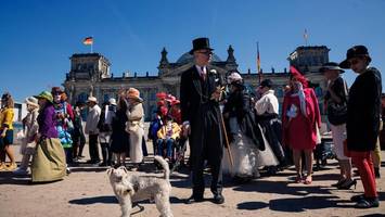 Berlins Hutparade am Muttertag ist Teil einer weltweiten Bewegung