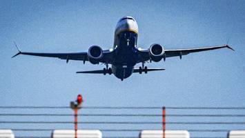 flug von berlin nach alicante: mann pöbelt und übergibt sich im flieger
