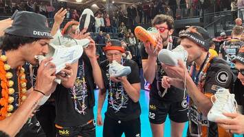 Bier aus Schuhen: BR Volleys feiern zehnten Titel in Serie