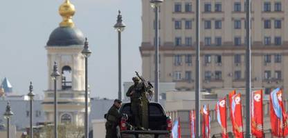 russland: kreml lädt ausländische journalisten von militärparade aus