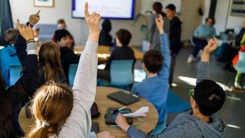 Abschulung vom Gymnasium: Warum überbehütete Kinder öfter scheitern
