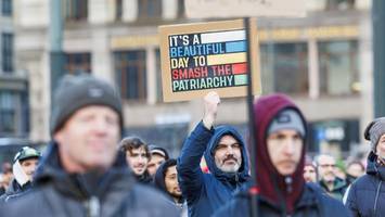 demo auf st. pauli: „großstadtrevier“-star setzt zeichen gegen gewalt an frauen