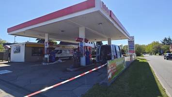 polizei sperrt esso-tankstelle an b431: was hinter der schließung steckt