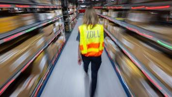 zoll filzt paketbranche: gefälschte pässe, haftbefehle, meldeverstöße