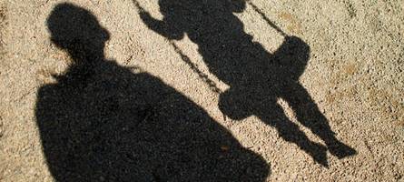 Polizei ermittelt nach Sexualdelikt: 74-Jähriger belästigt Kinder auf Spielplatz in Oberhausen