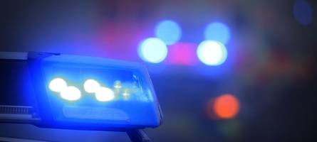 zwei männer greifen nach verwehrtem einlass in kantine die türsteher an