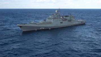 Ein russisches Kriegsschiff wird von der Royal Navy vor der Küste von Suffolk beobachtet.