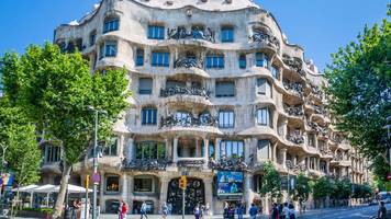 letzte bewohnerin von gaudís casa milà: kann müll nicht im pyjama rausbringen, weil leute fotos machen