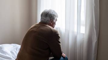 rentner stürzt von 136.000-pfund-gehalt auf 18.000 ab und sitzt auf schuldenberg