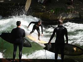 englischer garten: münchen erlaubt wieder surfen auf der eisbachwelle