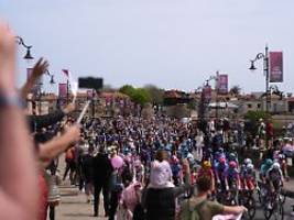 Ackermann verpasst Überraschung: Giro startet mit Massensturz - Franzose trotzt Ziel-Chaos