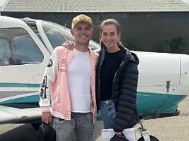 erfolgreiche abschlussprüfung: lisa müller freut sich über bestandene pilotenausbildung