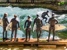 Teil des Lebensgefühls: München gibt die Eisbachwelle wieder zum Surfen frei