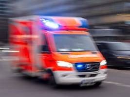 unfall in hamburg-neuenfelde: linienbus kollidiert mit transporter - ein mensch stirbt
