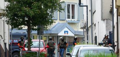 Sinzig in Rheinland-Pfalz: Spezialkräfte befreien Geiseln aus Volksbank – Täter offenbar auf der Flucht